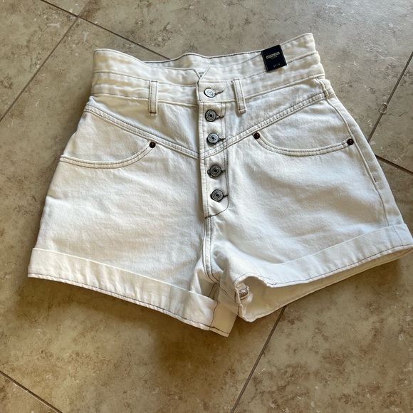 Abercrombie & Fitch Pants - NWT Abercrombie Natural Waist Shorts - White, Size 27/4